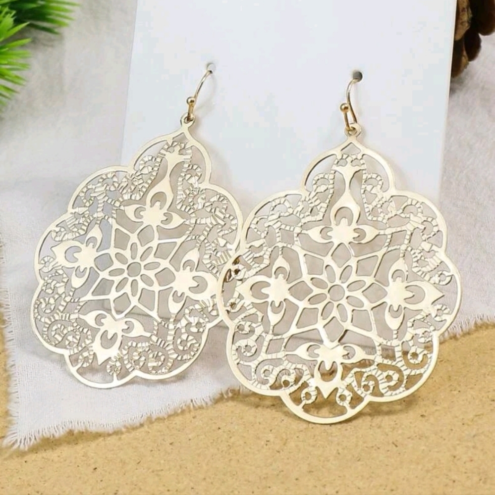 🔹️Gorgeous Metal Cut Out Earrings